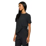 Remera negra de manga corta y cuello redondo.