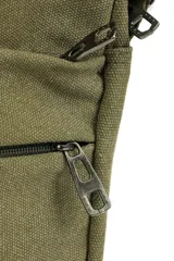 Bandolera verde militar de nylon con correa ajustable, bolsillo frontal con cierre y logo estampado.