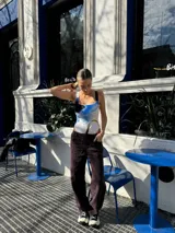 Pantalón de jean acampanado color marrón oscuro con cintura alta y cordón ajustable.