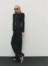Pantalón de jean azul oscuro, de tiro medio y corte wide leg.