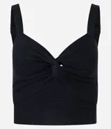 Top cropped blanco de tirantes anchos, confeccionado en tejido de punto texturizado, con escote en V y detalle de nudo o torcido en el centro del busto.