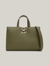 Cartera tote compacta de acabado granulado, con cierre de solapa magnético y correa extraíble.
