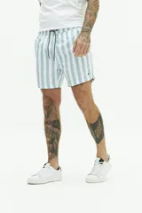 Short de baño con estampado a rayas verticales en tonos celeste y blanco, con cintura elástica ajustable con cordón, dos bolsillos laterales y uno trasero.