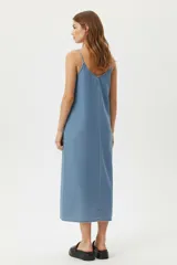 Vestido largo sin mangas de jean, holgado y cuello en v.