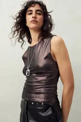 Musculosa negra sin mangas, de cuello redondo y corte ajustado.