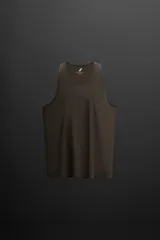 Musculosa deportiva color marrón, de tejido ligero y elástico con zonas perforadas para mayor transpirabilidad. Tiene cuello redondo amplio, sisas con acabados termofijados, bajo con aberturas laterales y logo estampado reflectante en la espalda.