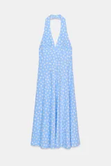 Vestido midi celeste con estampado de lunares blancos, cuello halter y espalda descubierta.