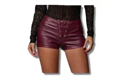 Short de eco cuero color vino, tiro alto con cordones cruzados en la parte delantera.