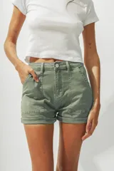 Short color verde militar, con bolsillos laterales y traseros con solapa.