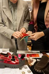 Sandalias rojas de cuero charol con hebillas plateadas y suela track.