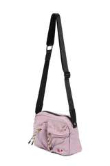 Bandolera color beige con correa negra ajustable, cierre superior y dos bolsillos frontales con cierre.