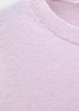 Sweater lila de cashmere con cuello redondo y mangas largas.