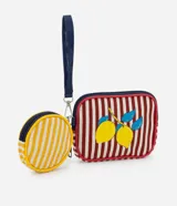 Kit de dos neceseres de poliuretano con cierre de cremallera: uno rectangular con estampado de rayas verticales y limones sicilianos, y otro redondo con estampado de rayas verticales. Ambos incluyen cordón con mosquetón para colgar.