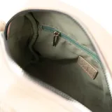 Bandolera beige con diseño tejido, confeccionada en cuero sintético. Tiene acceso con cierre, correa regulable, herrajes plateados y un compartimento principal con dos bolsillos internos abiertos y uno con cierre.