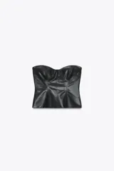 Top tipo corsé negro de cuero sintético, con escote corazón y hombros descubiertos. Detalle de costuras marcadas y cierre trasero con cremallera.