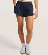 Short corto azul marino de algodón con cintura elástica y pliegues delanteros.