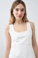 Musculosa verde oliva con escote cuadrado y costuras a la vista.