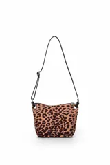 Bandolera con estampado animal print de leopardo, con cierre superior y correa fina ajustable de color negro.