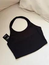 Top negro de morley con cuello halter.
