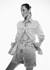 Short de jean celeste, de tiro alto, con cintura paperbag y cinturón de lazo.