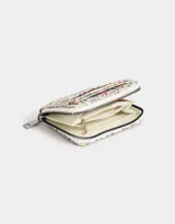 Billetera de cuerina con estampado floral multicolor, bolsillo frontal y cierre circundante con tirador metálico.