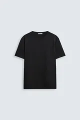 Camiseta slim fit de manga corta y cuello redondo, confeccionada en tejido de algodón con elasticidad.