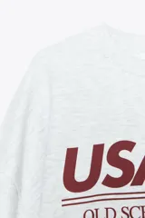Sudadera azul marino de cuello redondo y manga larga, con texto "California" y diseño gráfico en blanco en el frente.