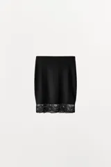 Falda corta de tiro bajo, color marrón satinado, con cintura elástica y bajo acabado con aplicación de encaje a tono.