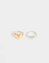 Set de dos anillos finos, uno dorado y otro plateado, con forma de corazón.