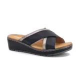 Sandalias Korium color beige con tiras cruzadas y detalle dorado. Plataforma con suela texturizada.