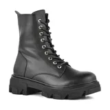 Bota de cuero negra con cordones, caña media y suela track.