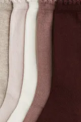 Pack de cinco pares de medias de caña media en punto fino de mezcla de algodón suave. Incluye un par color beige, un par color rosa claro, un par color blanco, un par color rosa viejo y un par color borgoña. Todos los pares tienen borde superior elástico con ribete festoneado.
