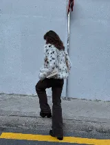 Campera corta de piel sintética con estampado animal print en tonos blanco, marrón y negro.