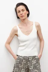 Top sin mangas de tejido acanalado, color blanco, con escote en V.