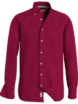 Camisa de vestir color borgoña, de corte regular, con cuello abotonado, mangas largas y logo de Tommy Hilfiger bordado en el pecho.
