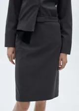 Falda midi de corte lápiz color gris oscuro con finas rayas verticales, cinturón desmontable y abertura en el bajo.