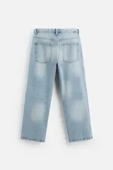 Pantalón de jean celeste con efecto lavado, corte amplio tipo baggy y cinco bolsillos.