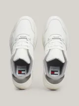 Zapatillas urbanas Tommy Jeans blancas con detalles metalizados en el talón, logo de la marca en el lateral y suela de plataforma.