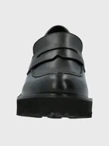 Mocasín de cuero color verde oliva con plataforma y suela de goma negra.