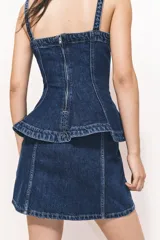 Minifalda de jean azul con corte evasé, tiro alto y cierre lateral oculto con corchete.