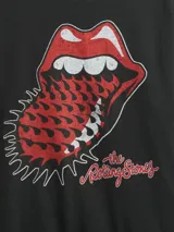 Remera rosa con estampado de la banda Nirvana y logo en verde y celeste.