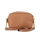 Cartera bandolera rectangular color cereza con diseño acolchado en zigzag, logo dorado de la marca Vizzano al frente y correa de cadena dorada.