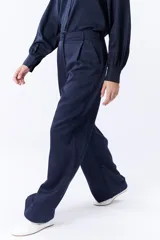 Pantalón formal azul marino de corte recto y tiro alto.