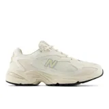 Championes New Balance ML725 color crema con detalles en plateado y suela negra.