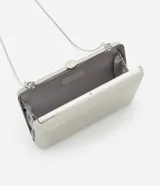 Cartera clutch rectangular rígida color dorado, con textura acanalada y cierre de broche. Incluye correa de cadena dorada desmontable.