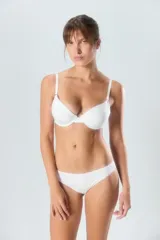 Soutien blanco de algodón y lycra con taza soft y aro.