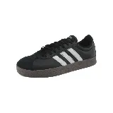 Zapatillas Adidas VL Court Base de hombre, color negro con las tres tiras laterales blancas y suela marrón. Inspiradas en el diseño de las zapatillas de skate.