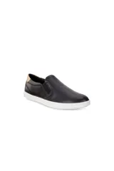 Zapatilla tipo slip-on de cuero negro, con perforaciones en el cuerpo y detalle de cuero color camel en el talón. Posee suela blanca gruesa y elásticos laterales para ajuste.