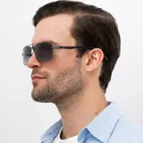 Lentes de sol INVU modelo IB12408A, de estilo aviador, con montura metálica color gris plomo y lentes polarizadas con degradé de gris.