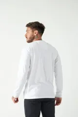 Remera gris de manga larga con cuello redondo y logo bordado en el pecho.